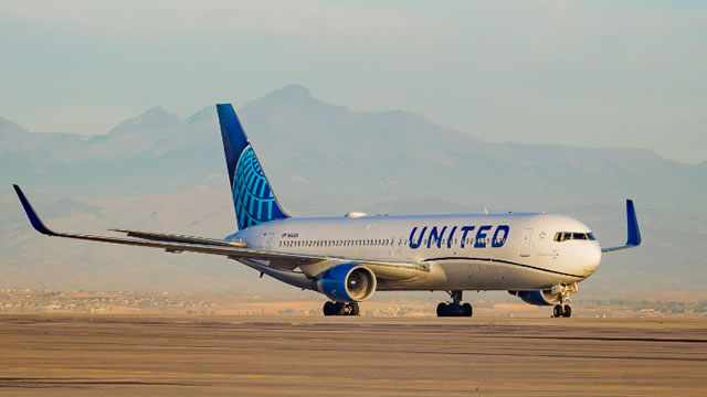 United Airlines flight attendants vote to authorize strike