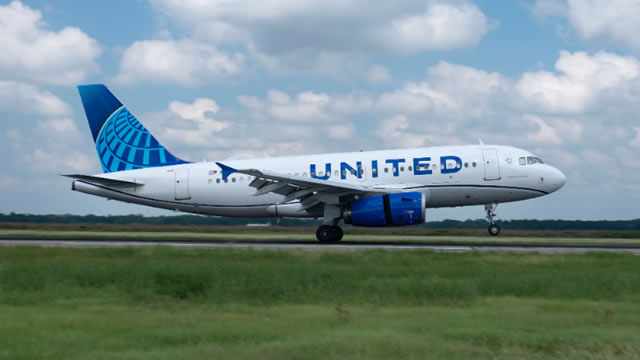 United Airlines (UAL) Stock Declines While Market Improves: Some Information for Investors