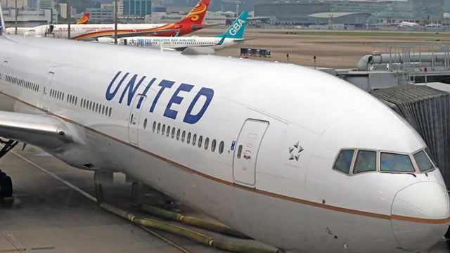 United Airlines flight attendants vote to authorize strike — first time since 2005