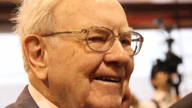 Warren Buffett Sold Apple and Paramount. Here's What He's Buying Instead.